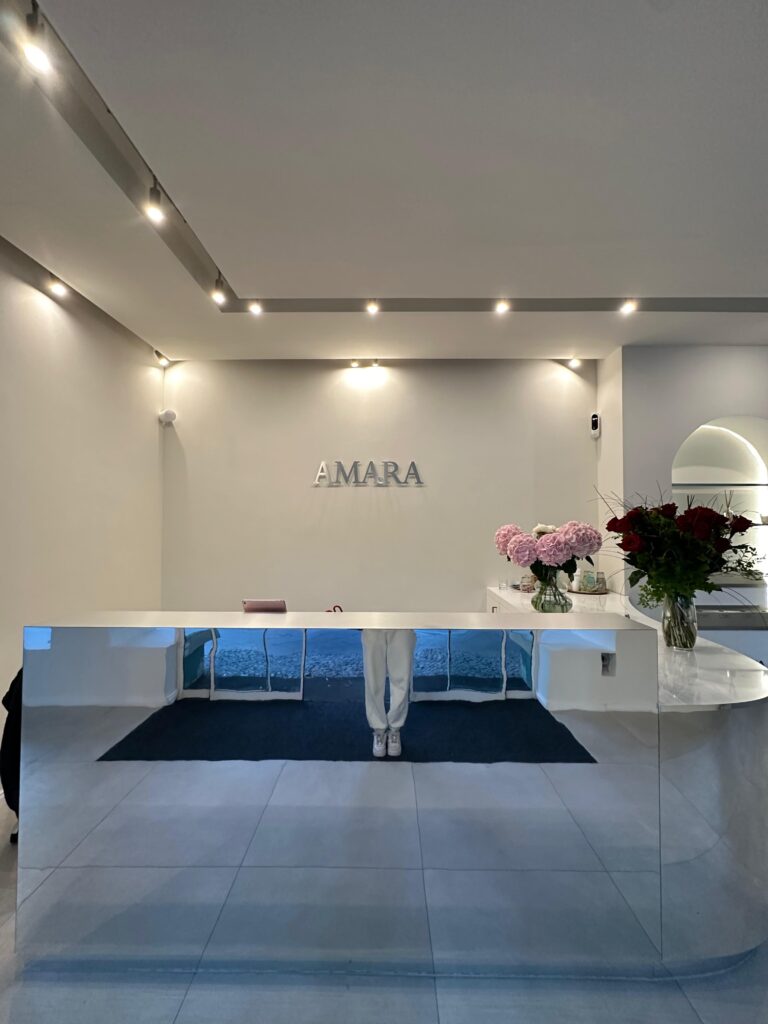 Empfangsbereich von Amara Aesthetics & Beautylounge in Berlin, modern gestaltet mit eleganter Einrichtung und freundlichem Ambiente