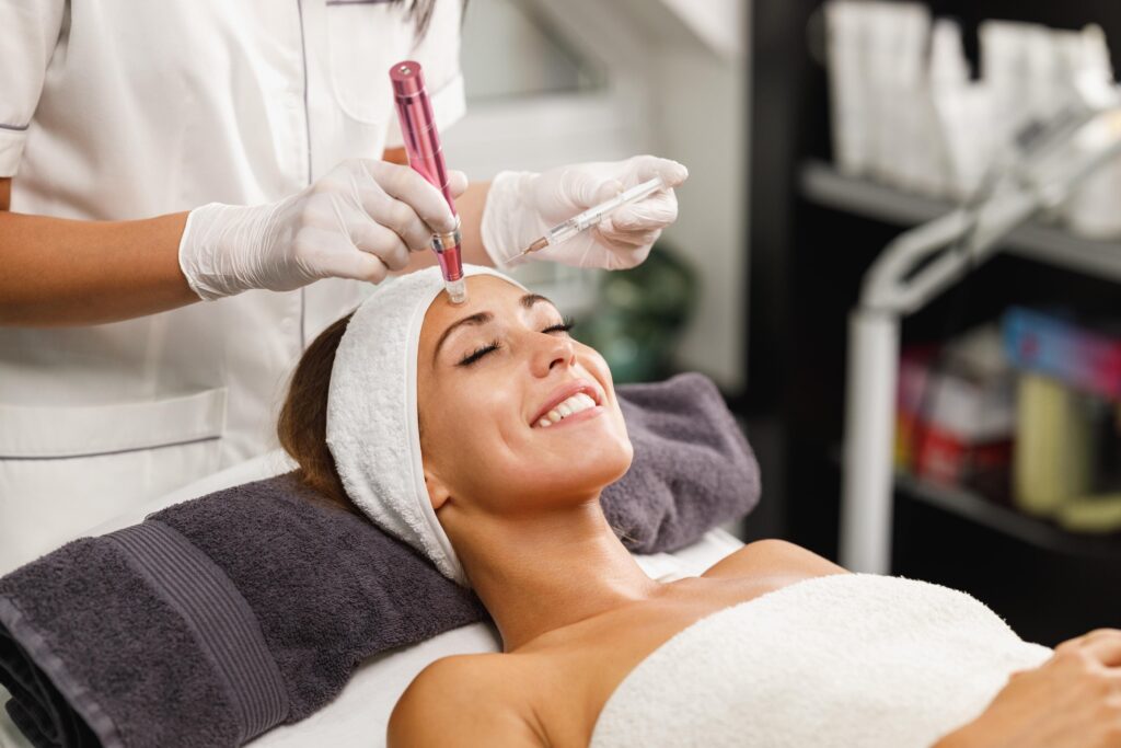 Frau erhält Microneedling-Behandlung mit Dermapen im Amara Aesthetics & Beautylounge Studio