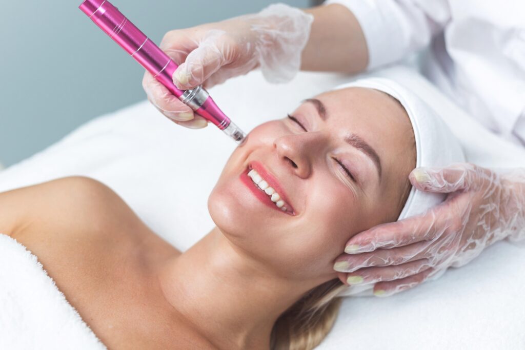 Frau erhält entspannende Microneedling-Behandlung mit Dermapen im Amara Aesthetics & Beautylounge Studio