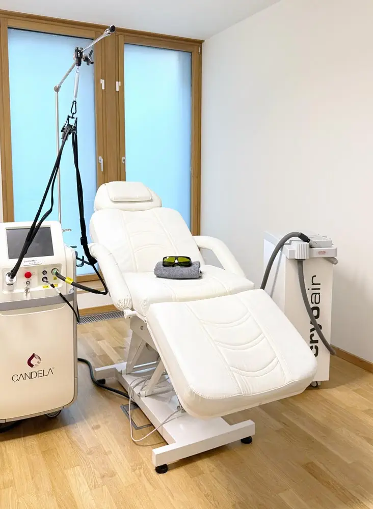 Behandlungsraum für Laser-Haarentfernung bei Amara Berlin